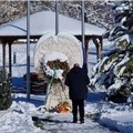 Mons. Piccinonna in preghiera nella neve ad Amatrice