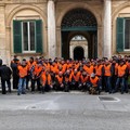 I trattori dei gilet arancioni a Palazzo Gentile per protestare contro il Governo