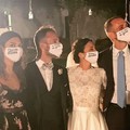 «Quanda moss»: sposi e invitati con le mascherine dei detti di Puglia