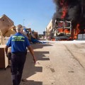 Camion in fiamme in un deposito di Bitonto: in un video le immagini del rogo