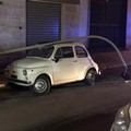 Palo della luce sradicato dal vento cade su un’auto in via Spinelli