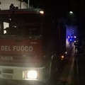 Misterioso incendio divampa nella notte: una Fiat Punto distrutta dalle fiamme