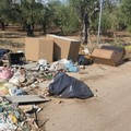 A Bitonto si scaricano mobili e poltrone: così nasce una discarica