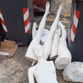 Bitonto incivile: manichini abbandonati in piazza Cattedrale