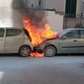 Un altro rogo divampa a Bitonto: due auto distrutte dalle fiamme