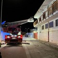 Caduta calcinacci da una palazzina: intervengono Vigili del Fuoco e Polizia Locale