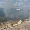 Incendio in Lama Balice: fumo fino alla città vecchia