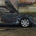 Fiamme in punti distinti: incendiate due auto, si sospetta il dolo