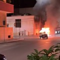 Auto in fiamme continua a marciare in via Palombaio