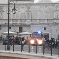 A fuoco un locale del centro storico di Bitonto: pompieri in azione in piazza Cavour