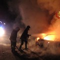 Tre auto a fuoco nella notte su via Galvani