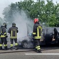 SS 16 bis, auto in fiamme allo svincolo Santo Spirito-Bitonto