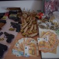 La Polizia di Bitonto scopre arsenale di armi e droga. Tre arresti