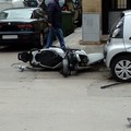 Auto contro scooter su via Crocifisso: ferito il centauro