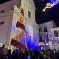 L'albero di Natale illumina piazza Cavour