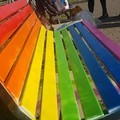 Panchine arcobaleno nella villa di Bitonto in segno di uguaglianza, pace e diritti