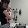 Stop della Asl alla pediatra amata dai pazienti: 550 mamme sul piede di guerra
