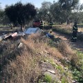 Rifiuti in fiamme nelle campagne di Bitonto: pompieri in azione