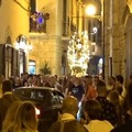 Follia nel centro storico: auto sfida la processione e blocca Sant'Antonio