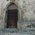Scritte spray sulla facciata della chiesa di San Francesco d'Assisi