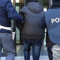 Denuncia il furto del suo scooter ma i poliziotti gli trovano della droga in casa: arrestato 42enne