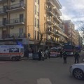 Donna precipita dal balcone in Via Repubblica