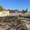 Incendio di sterpaglie in via Togliatti. Interviene la Polizia locale