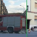 Palo della luce pericolante in via Larovere: i pompieri intervengono e lo rimuovono