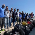 I volontari puliscono la spiaggia di S.Spirito: raccolti oltre 500 kg di rifiuti