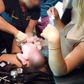 Un parto in corsa: la piccola Fabiola nasce in auto nel tragitto verso l'ospedale
