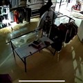 Razzia notturna da Magic Foot: via con capi d'abbigliamento e scarpe