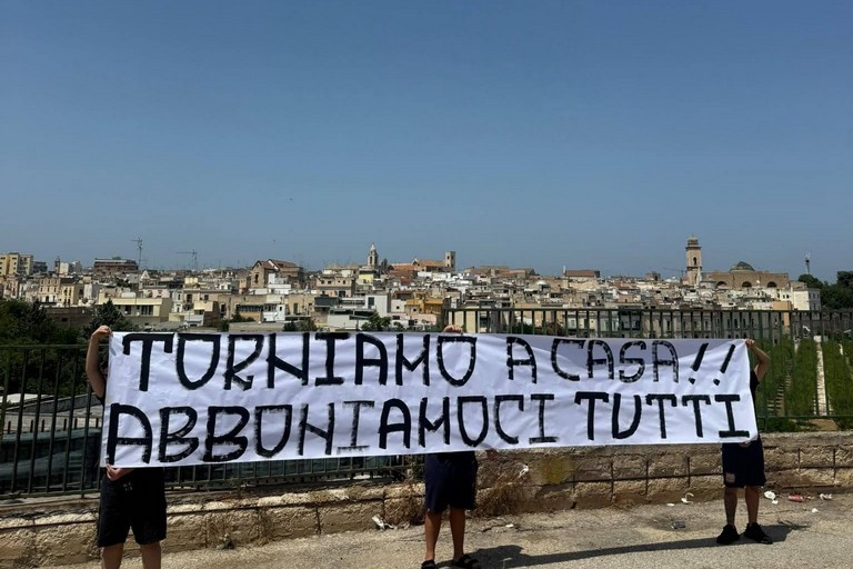 Striscione del gruppo ultras Nucleo Compatto Bitonto