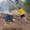Due agenti di Polizia fuori servizio domano un principio di incendio in campagna