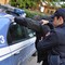 Scippa un’anziana in centro. I passanti lo inseguono e lo catturano