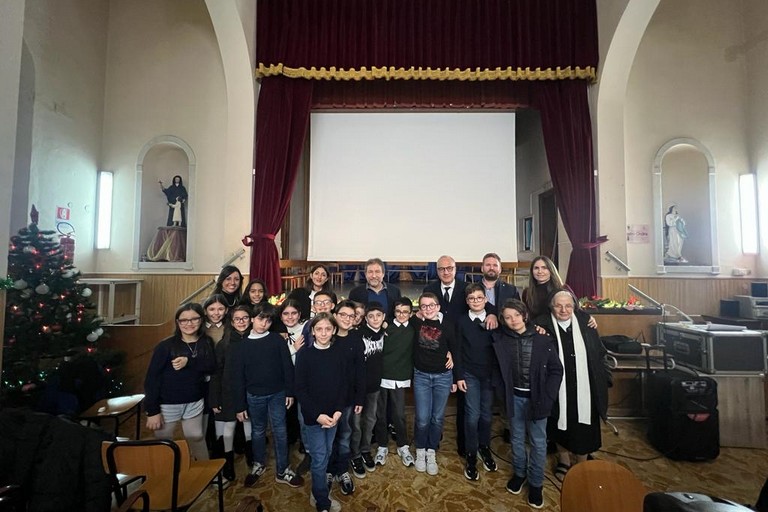 Gli alunni del Sacro Cuore con il regista Piva e il sindaco Francesco Paolo Ricci