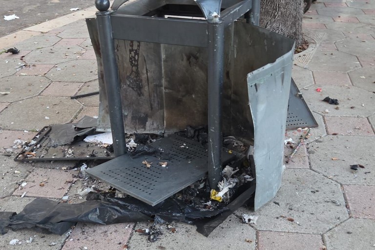 Bidoncino distrutto in piazza Aldo Moro. <span>Foto Nicola Roberto Toscano</span>