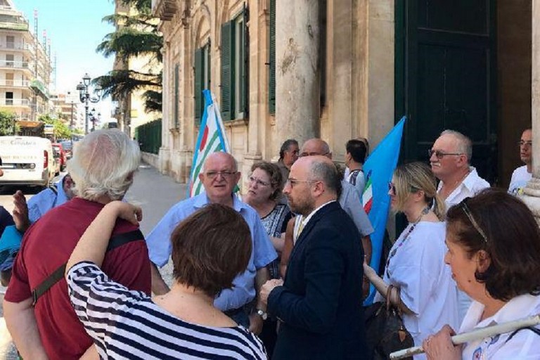 14 luglio 2017: il consigliere Damascelli con i lavoratori che manifestano sotto Palazzo di Città