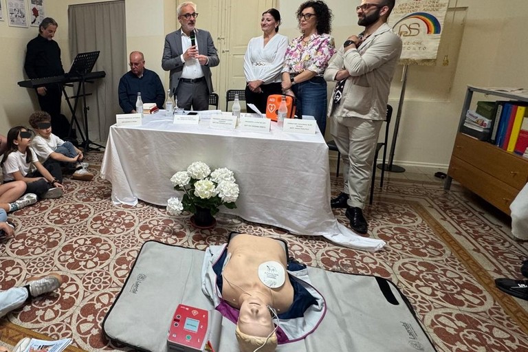 Defibrillatore donato a La Macina Aps