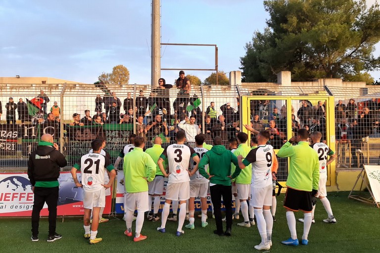 Calciatori del Bitonto a colloquio con i tifosi. <span>Foto Anna Verriello</span>