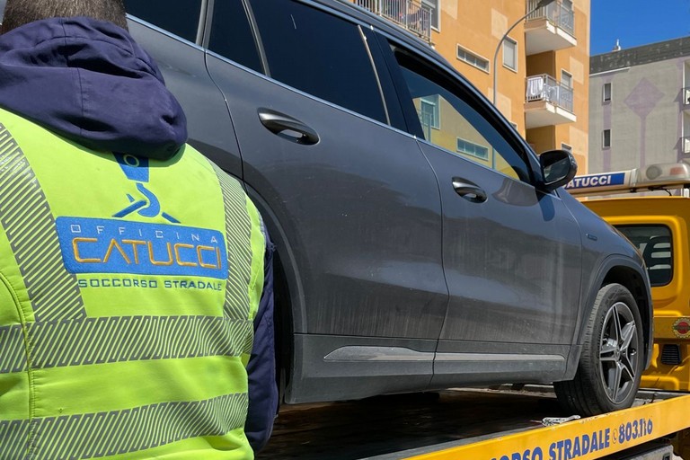 La Mercedes GLA recuperata dalla Polizia di Stato
