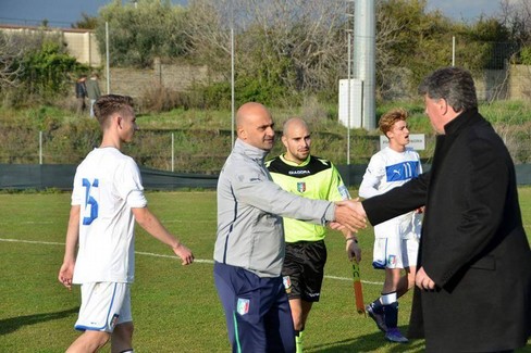 Federico de Vita a sinistra con il numero 15, assieme al tecnico Statuto. <span>Foto Lega Nazionale Dilettanti</span>