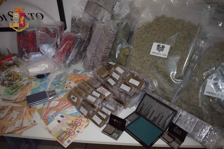 La droga sequestrata dalla Polizia di Stato