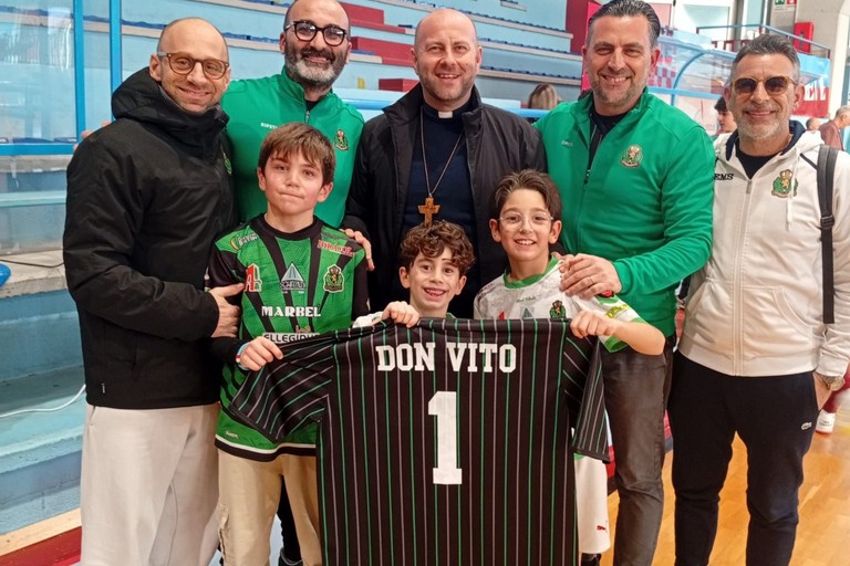 La dirigenza del Futsal Bitonto e mons. Vito Piccinonna