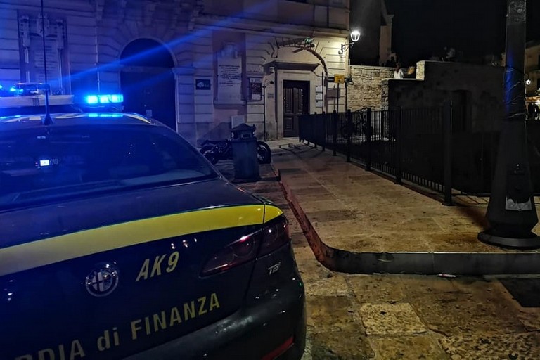 Gdf sotto il Torrione Angioino di bitonto