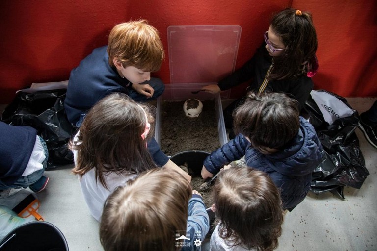 I bambini di ArcheoExplora alle prese con uno scavo archeologico