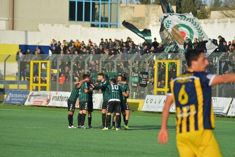 I festeggiamenti dopo il gol di Turitto. <span>Foto Cosimo Papappicco</span>