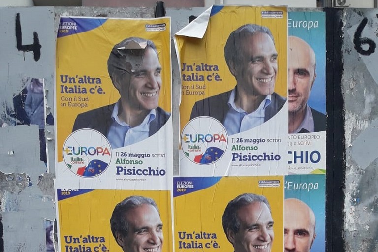 I manifesti di Pisicchio che coprono quelli di Abbaticchio