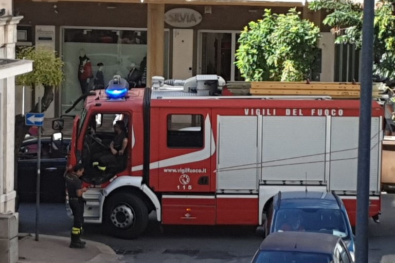 I vigili del fuoco intevenuti in via Repubblica. <span>Foto Oronzo Mongiello</span>
