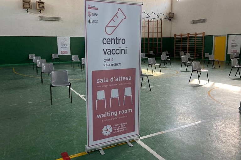 Il centro vaccinazioni della Scuola Rutigliano di Bitonto