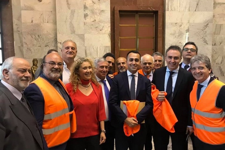 Il ministro Di Maio coi gilet arancioni